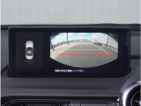 【バックカメラ】駐車が苦手な方でも安心してお乗りいただけます。リバース連動で画面が切り替わるのでとっても便利です。今や後方確認の必須アイテムですよね。