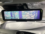 【インテリジェントルームミラー】後席の大きな荷物や同乗者で後方が確認しづらい時でも安心!カメラが撮影した車両後方の映像をルームミラー内に表示。クリアな視界で状況の確認が可能です!