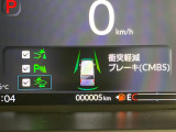 【ホンダセンシング】走行中に前方の車両等を認識し、衝突しそうな時は警報とブレーキで衝突回避と被害軽減をアシスト。より安全にドライブをお楽しみいただけます。