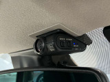 前方の映像だけでなく、車内から後方の映像もばっちり記録します