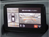 【360°ビュー・モニター】専用カメラにより上から見下ろしたような視点で360度クルマの周囲を確認することができます。駐車が苦手な方でも縦列駐車や幅寄せ時に活躍してくれます。