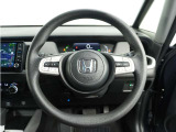 【Honda SENSING】 カメラ等装置で精度の高い検知能力を発揮、安全運転を支援します。ステアリング上のコントローラーに注目!