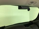 後方にもドライブレコーダーのカメラが付いています。前後両方でお車の周りを監視・記録いたします。