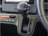 【シフトレバー】シフトもとても操作しやすいデザインになっております。運転する人の事を第一に考えた操作性の高い仕様です。