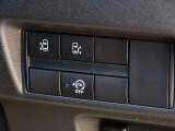 運転席の右側にはアイドリングストップ、ハンズフリーオートスライドドア等のスイッチがあります。