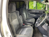 運転席まわりには十分なスペースがあり、大柄な方でもゆったり運転していただける環境です。