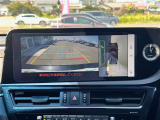 【パノラミックビューモニター】クルマを真上から見下ろした視点で駐車をサポートします!クルマの斜め後ろや真横など、いち早く障害物に気が付くことができます。