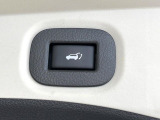 【パワーバックドア】スマートキーや運転席のボタンを押すだけでリアゲートが自動で開閉します!荷物を持っている時や、高い位置にあるバックドアを閉める際に便利な機能です♪