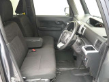 ベンチタイプの運転席・助手席シート