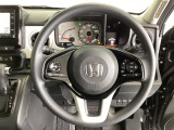ハンドルにHondaセンシング系のクルーズコントロールやレーンキープアシストなどのスイッチと、オーディオの操作スイッチが装備されています。ハンドルから手を離さず安全に操作できます。