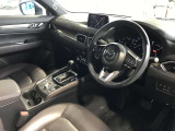 視線移動が少なくドライビングに専念できるコックピット。運転中に必要な「走行情報」とそれ以外の「便利・快適情報」を明確に分けてあるので情報を得る時に迷いを少なくしています。