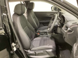 女性でも運転がしやすいように、シートの高さ調整機能(シートリフター)がついています。広い足元にゆったり座れるシートには肘掛も装備しており長距離の運転でも疲れにくいシートです。