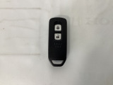 スマートキーを装備しています。鍵を差し込むことなくドアロックの開け閉めと、スタートボタン操作でのエンジンスタートができます。