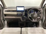 車内は光触媒抗菌消臭施工済です。スタイリッシュなデザインで暖かみのあるインパネ周りを演出します。グローブボックスやカップホルダーのほかにトレーなどたくさんの収納スペースが装備されています。