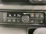 【オートエアコン】一度お好みの温度に設定すれば、車内の温度を検知し風量や温度を自動で調整。暑い…寒い…と何度もスイッチ操作をする必要はありません。快適な車内空間には必須の機能ですね♪