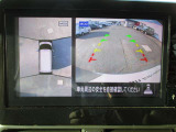 真上から見下ろしたような映像で、見えにくい後方もしっかり確認できるアラウンドビューモニター。狭い駐車場などでも安心して駐車できます。