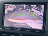 【バックカメラ】駐車時に後方がリアルタイム映像で確認できます。大型商業施設や立体駐車場での駐車時や、夜間のバック時に大活躍!運転スキルに関わらず、今や必須となった装備のひとつです!