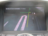 ナビ画面にサイドブラインドモニタ-の映像を映し出しています。  狭い場所での車庫入れをサポ-トしてくれる便利アイテムです。