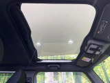 【ガラスルーフ】ガラスルーフ搭載で車内の解放感が一気にアップ!開放的なドライブをお楽しみいただけます。
