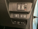 両側電動スライドドアは運転席から操作ができるよう、操作スイッチが付いています。その下にはETCがついています。高速道路の料金所の通過も楽々です!。 カードの取り出しもしやすい場所についています。