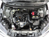 車にとって、とても大切な部分のエンジンルーム。綺麗に清掃済みで安心です。
