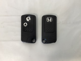 スマートキーを装備しています。鍵を差し込むことなくドアロックの開け閉めができます。スペアキーも同じものを用意しております。