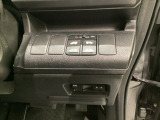 両側電動スライドドアは運転席から操作ができるよう、操作スイッチが付いています。その下にはETCがついています。高速道路の料金所の通過も楽々です!。 カードの取り出しもしやすい場所についています。