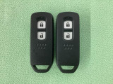 スマートキーを装備しています。鍵を差し込むことなくドアロックの開け閉めと、スタートボタン操作でのエンジンスタートができます。スペアキーも同じものを用意しております。