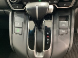 CVT車のセレクトレバーです。低速から高速まで、変速ショックのないスムーズな走りと、エンジン効率のよい領域を維持して燃費にも貢献します。サイドブレーキはスイッチ操作の電子制御パーキングブレーキです。