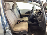 広い足元にゆったり座れるシートには肘掛けも装備しており長距離の運転でも疲れにくくなってます。女性でも運転がしやすいように、シートの高さ調整機能(シートリフター)がついています。