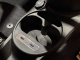 ドリンクホルダーの隣にはUSBの差込口!