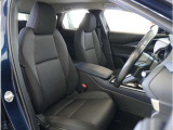 【清潔感のある運転席&助手席】隅々までクリーニングの行き届いた運転席&助手席。目立ったシミや汚れ等もございません。快適なドライブをどうぞ。