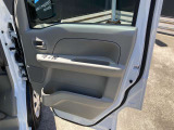 乗り降りで多く使用する運転席ドアですが、目立った傷や汚れもなく綺麗です!