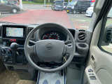 使いやすく安全な操作性と良好な視界を実現した運転席!