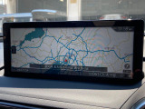 【8.8インチマツダコネクト】車内の雰囲気にマッチした大型のディスプレイ。スマホ接続でのナビ使用やBluetooth再生等、様々な機能が楽しめます。直感的なダイヤル操作が可能で、使い勝手も良好です。