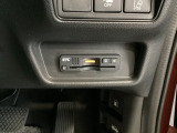 ハンドルの右下にETCがついています。高速道路の料金所の通過も楽々です!。 カードの取り出しもしやすい場所についています。