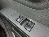 前席はパワーウィンドー付きで開け閉め楽々〜