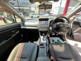 インパネ廻りの写真です。フロアーCVTですので、運転がしやすいです。ストラーダメモリーナビ付きですので、ドライブやご旅行にとても便利です。