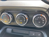【オートエアコン】一度お好みの温度に設定すれば、車内の温度を検知し風量や温度を自動で調整。暑い…寒い…と何度もスイッチ操作をする必要はありません。快適な車内空間には必須の機能ですね♪