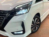 【LEDヘッドライト】悪天候や夜間走行時も良好な視界を確保し安心して運転できる高輝度LEDヘッドライトを装備!点灯速度が早く、消費電力も抑えられています。