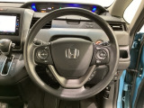 ハンドルにHondaセンシング系のクルーズコントロールやレーンキープアシストなどのスイッチと、オーディオの操作スイッチが装備されています。ハンドルから手を離さず安全に操作できます。