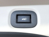 【パワーバックドア】スマートキーや運転席のボタンを押すだけでリアゲートが自動で開閉します!荷物を持っている時や、高い位置にあるバックドアを閉める際に便利な機能です♪