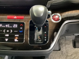 CVT車のセレクトレバーです。低速から高速まで、変速ショックのないスムーズな走りを実現するとともに、エンジン効率のよい領域を維持することで燃費にも貢献します。