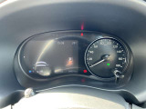 視認性の高いメーターで運転情報を的確に把握できます
