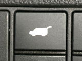 【パワーバックドア】スマートキーや運転席のボタンを押すだけでリアゲートが自動で開閉します!荷物を持っている時や、高い位置にあるバックドアを閉める際に便利な機能です♪
