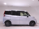 運転席側の真横からの流れるようなボディラインは魅力的サイドフォルムです、乗降しやすそうなのがわかります。