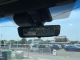 【デジタルインナーミラー(トヨタ)】車両後方カメラの映像をルームミラーに映すことが出来ます。 そのため、後席に人や荷物があって後方が見えづらい場合でもしっかり視界を確保することが出来ます。