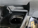 便利なカップホルダーを装備しています。 缶ジュースを開けて運転していると振動で倒れないかヒヤヒヤ、意外と置き場に困るもの。 意外に重要な装備ですね。