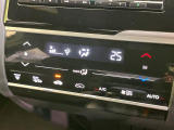 【オートエアコン】一度お好みの温度に設定すれば、車内の温度を検知し風量や温度を自動で調整。暑い…寒い…と何度もスイッチ操作をする必要はありません。快適な車内空間には必須の機能ですね♪
