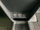 セレクトレバーの下に、スマートフォンなどの充電可能なUSB端子が2個、音源などの外部入力の可能なUSB端子が1個ついています。移動中に充電もできるので便利です。